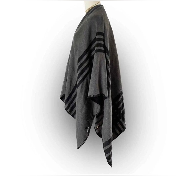 BB Dakota One Size Poncho Blanket Reversible NWT - Picture 6 of 8
